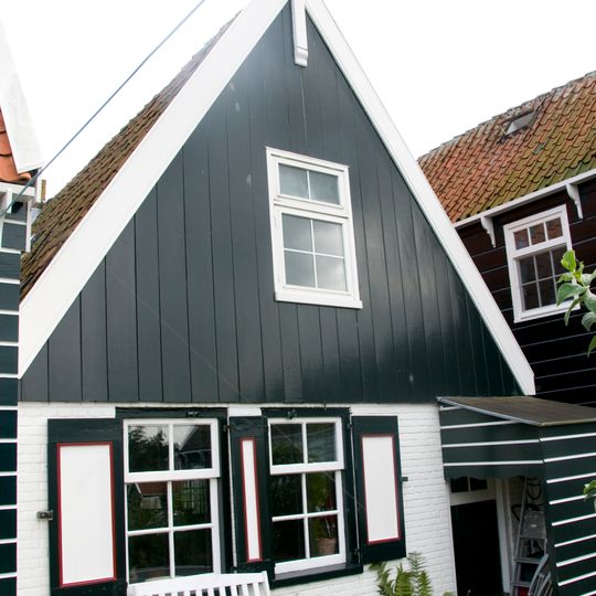Kerkbuurt 165, Marken