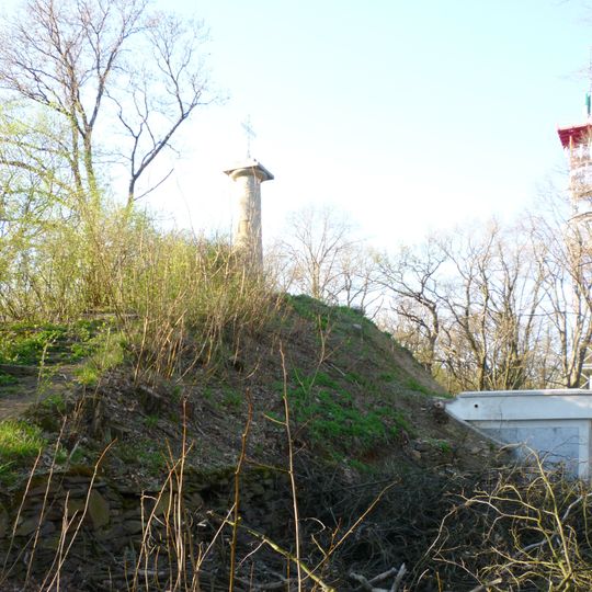 Sloup s křížem na vrcholu hory Kaňk