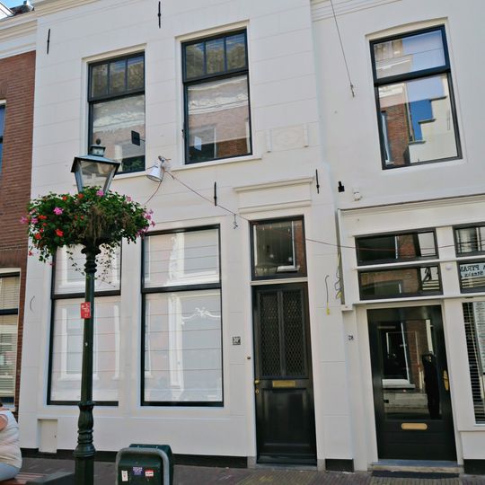 Gepleisterde lijstgevel voor huis van parterre en verdieping onder schilddak