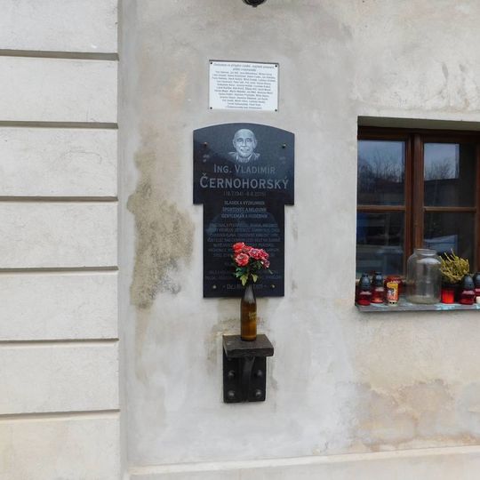 Pamětní deska Vladimíra Černohorského v pivovaru v Kostelci nad Černými lesy
