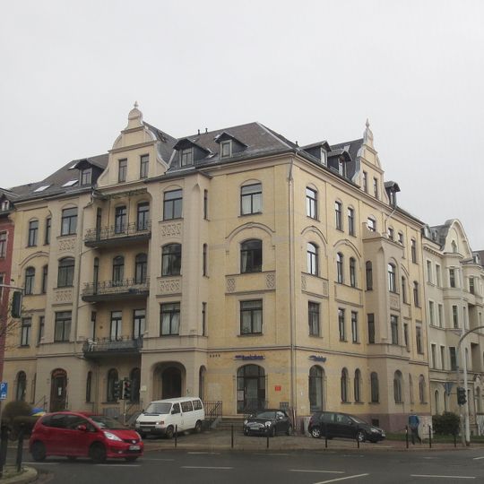Mietshaus in geschlossener Bebauung in Ecklage mit Resten des Vorgartens Weststraße 46
