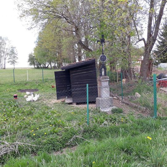 Kříž v Hrutově v zahradě