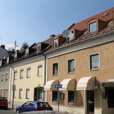 Gruppe zweigeschossiger Vorstadthäuser