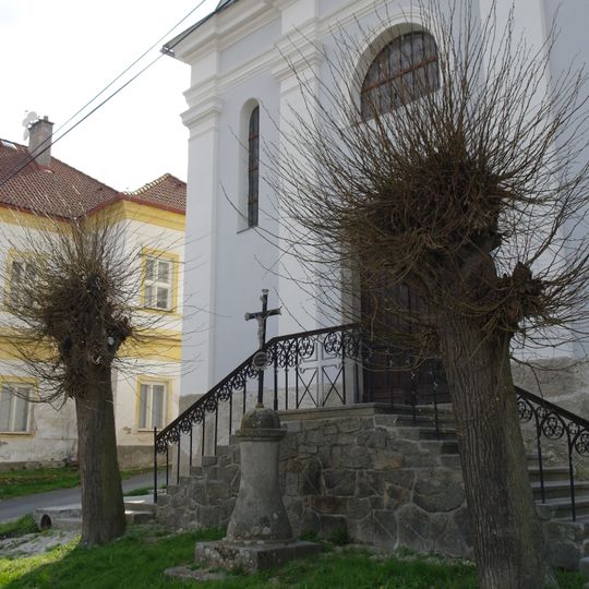 Kříž před kostelem ve Velenovech
