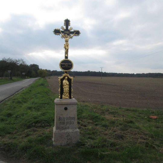 Kříž východně od Přeseky na křižovatce