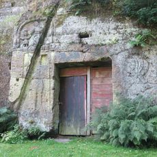 Reliéf ve skále pod kaplí v Radvanci