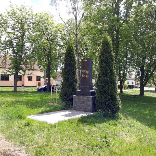 Pomník padlým ve Velicích