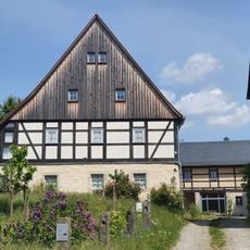 Vierseithof mit Wohnstallhaus, Seitengebäude, Scheune und zwei Sandsteinpfeilern der Hofeinfahrt Mittelstraße 25