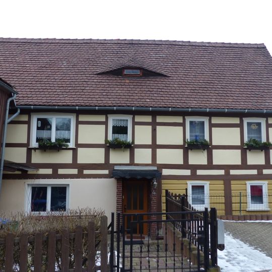 Wohnhaus und Seitengebäude Alter Schulweg 4