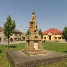 Pomník padlým v Hnojicích na návsi