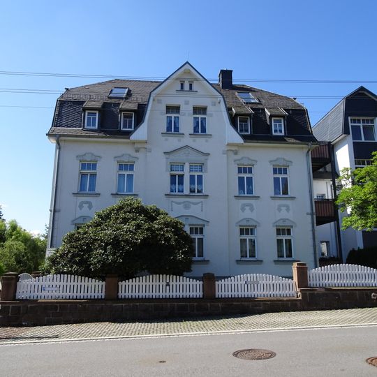 Mietshaus in offener Bebauung Grünaer Straße 11