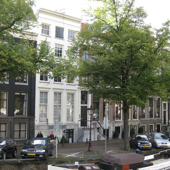 Pand met gevel onder rechte lijst met dakkapel