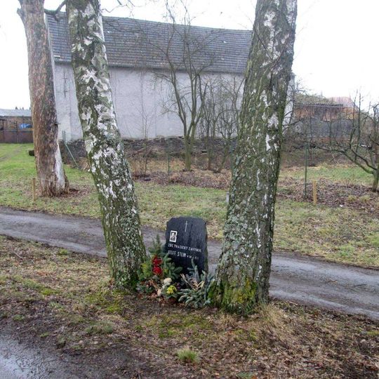 Pomník v Horních Kozolupech u rozcestí