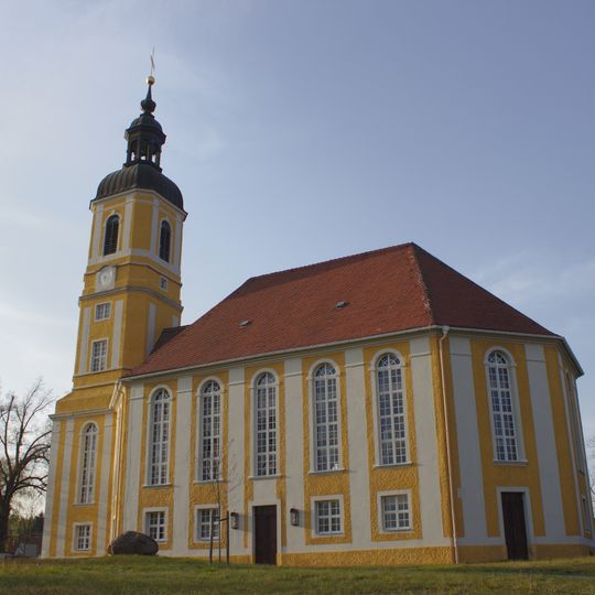 Kirche mit Kirchhof und Einfriedung, darin eingemauertes Mord- und Sühnekreuz, Gedenkstein für die Gefallenen des Ersten Weltkrieges und fünf Grabmale Kirchweg