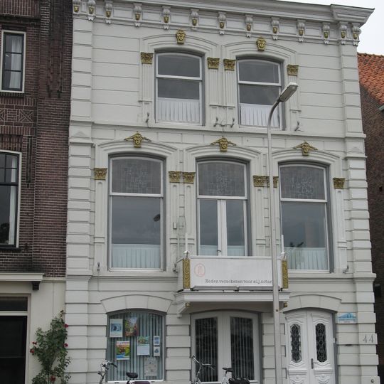 Pand met rijke, gepleisterde lijstgevel en lage beganegrond