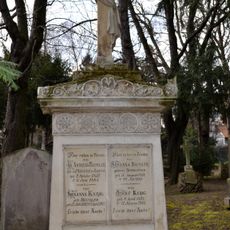 Ev. cintorín Kozia brána, náhrobník s krížom