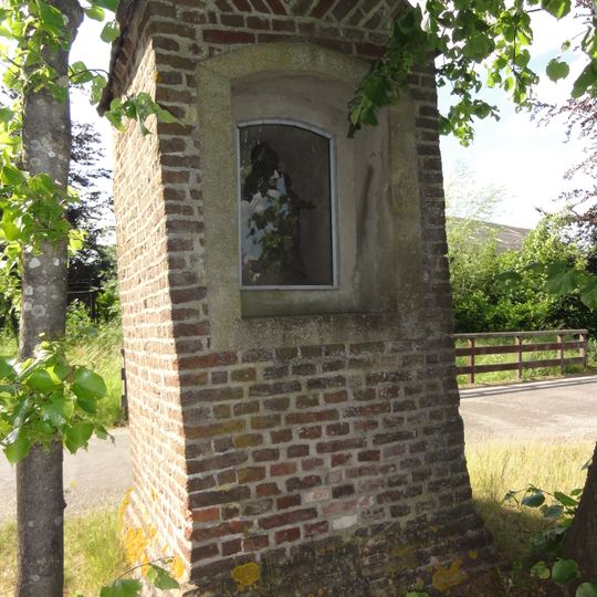 Tussen de nrs 24 en 26: gemetseld beeldkastje en 18e-eeuws houten mariabeeld