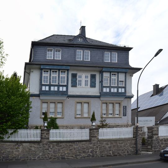 Mehrfamilienhaus