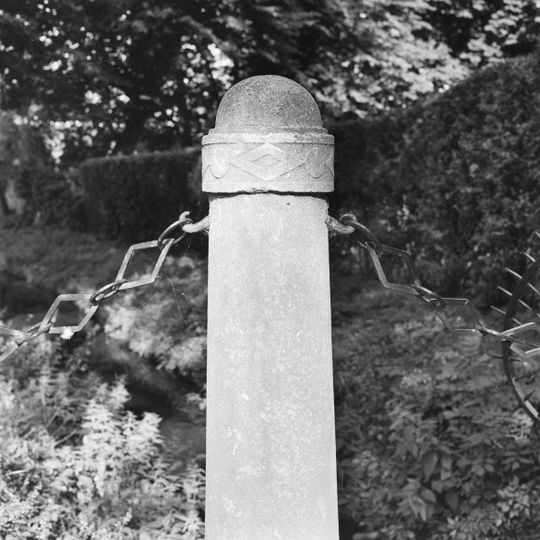 Bijdorp: toegangdam met hek en schamppalen