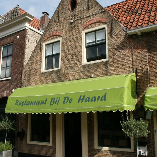 Cafe "De Baars", lijstgevel en topgevel, bogen boven de vensters, gele steentjes