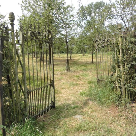 Heeswijk: poort van de boomgaard bij Looz-corswaremhoeve
