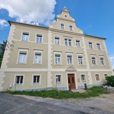 Herrenhaus, Wohn- und Wirtschaftsgebäude sowie Einfriedung mit Toreinfahrt des Rittergutes Semmichau 2, 3