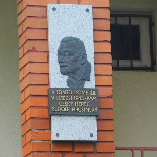 Pamětní deska Rudolfa Hrušínského na domě Pod vilami 772/26 v Nuslích