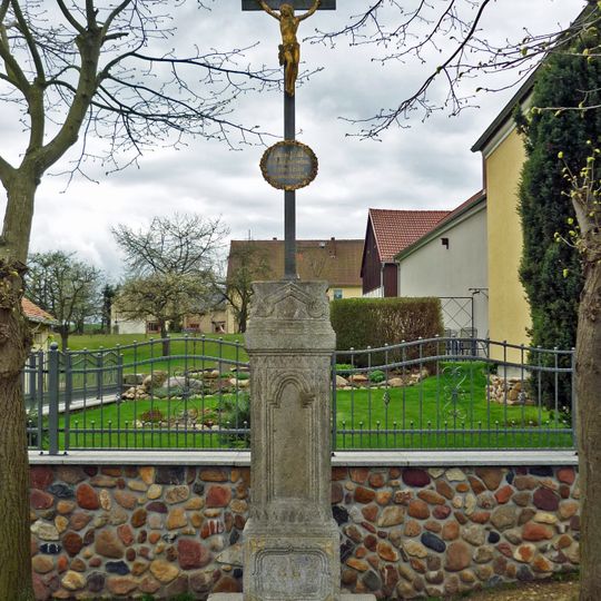 Betkreuz auf Granitsockel Hornigstraße 18