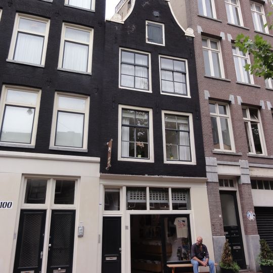 Huis met latere gevel onder primitieve klokvormige top