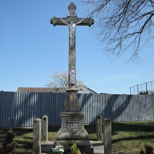 Kříž u kostela Navštívení Panny Marie v Kostelním Vydří