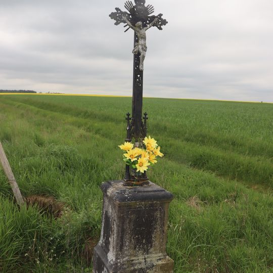 Kříž u cesty východně od Slavíkovic z roku 1883