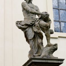 Socha svatého Jeronýma na ohradní zdi kostela v Lysé nad Labem