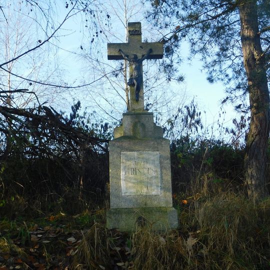 Kříž na křižovatce silnice jižně od Kozlova