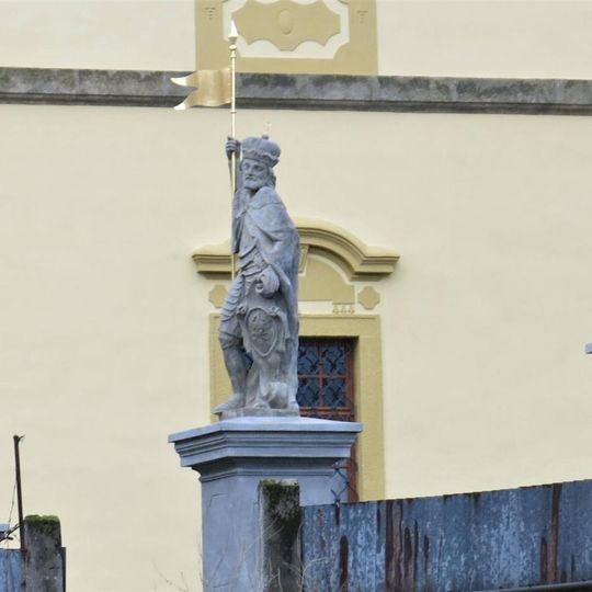 Socha svatého Václava na terase u kostela v Konojedech