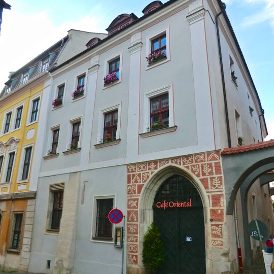 Wohnhaus in geschlossener Bebauung, Eckhaus und vier Schwibbögen über die Krebsgasse Krebsgasse 1, 2