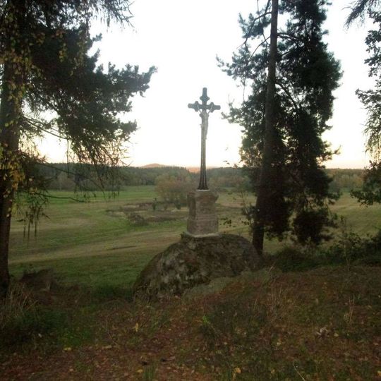 Kříž severovýchodně od Chloumku u lesa