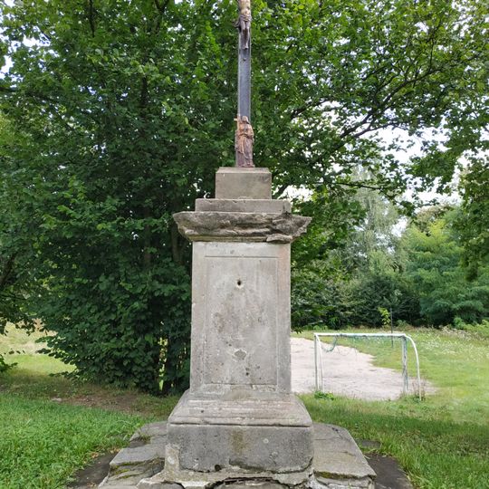 Pamětní kříž západně od kostela ve Sloupu v Čechách