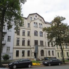Mietshaus in geschlossener Bebauung mit Vorgarten Barbarossastraße 51