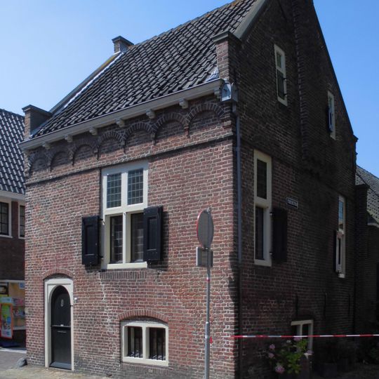Huis met zadeldak eindigend in topgevels