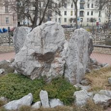 Plastika Svědkové věků v botanické zahradě v Brně