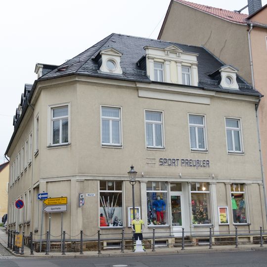 Wohn- und Geschäftshaus in Ecklage und in geschlossener Bebauung Frankenberger Straße 2