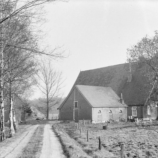 Boerderij "Beyerink" onder zadeldak met houten topgevels. Getoogde inrijdeur met inscriptie en datering