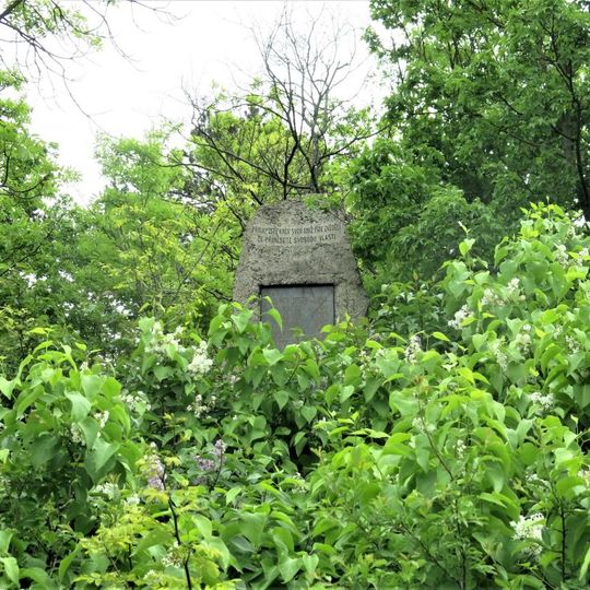 Pomník padlým na konci Habartovské ulice v Klukovicích