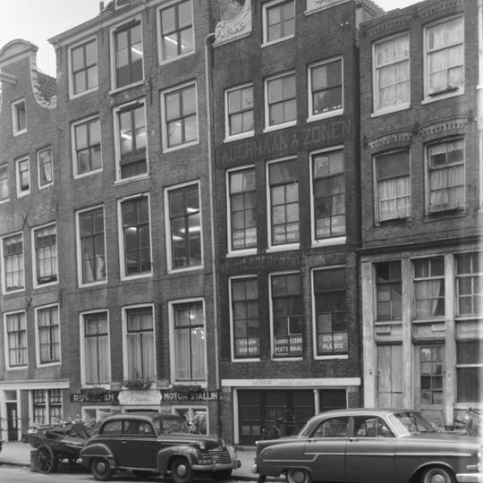 Door een primitief lijstje afgesloten achtergevel