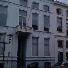 Pand met afgeronde hoek, onder een doorlopende kroonlijst met ijsselkade 12