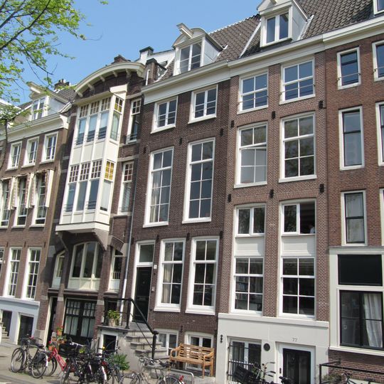 Huis, onderdeel van oud huizenblok met doorlopend dwars dak. Gevel onder rechte lijst, verbouwd tweede helft 19e eeuw