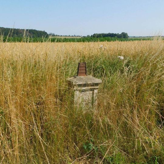 Kříž západně od Pozovic