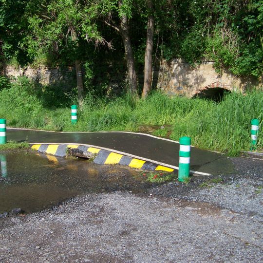 Propustek pro Čimický potok pod pobřežní cyklostezkou