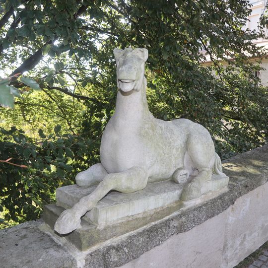 Socha koně vlevo na mostě zámku v Náměšti nad Oslavou