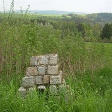 Pomníček u silnice do Hájí